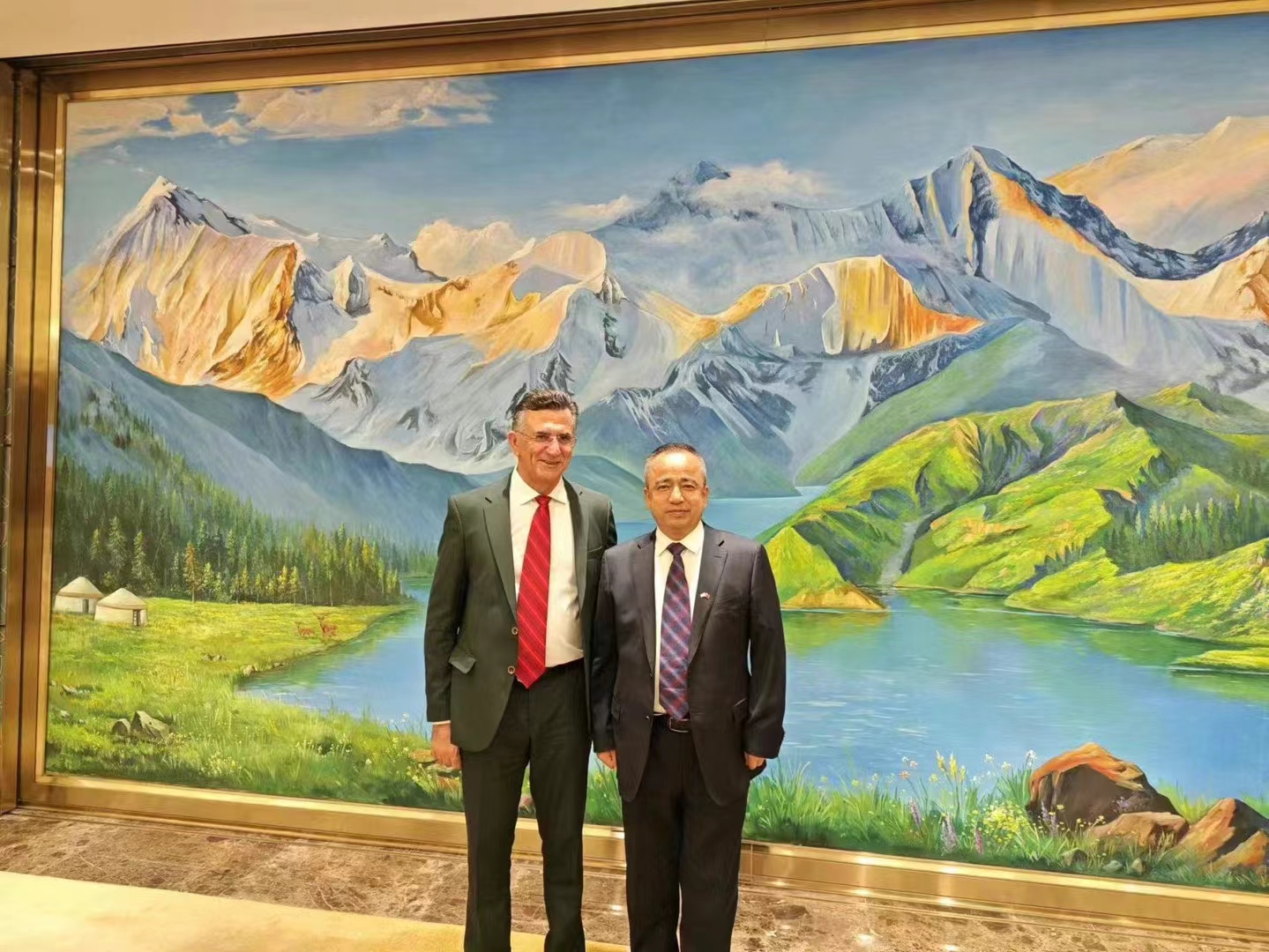 尼书记新疆5.jpg
